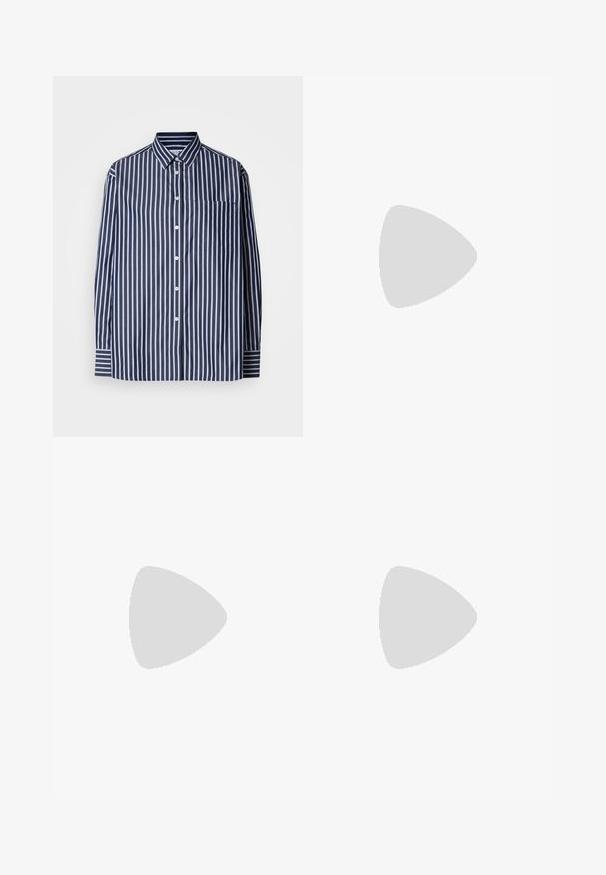 Lacoste UNISEX - Blusa com botões - navy blue/flour/delphinium/france blue; Calças pretas com um design largo e solto, frente plissada e textura suave. Feitas de um tecido leve. Ajustam-se na cintura.; Bota de tornozelo em couro branco com bico arredondado e salto cilíndrico robusto. Textura suave, design minimalista, sem hardware visível ou padrões.; Óculos de sol em padrão tartaruga com lentes verdes, em forma oval, apresentando hardware dourado com logotipo na lateral e acabamento gloss suave.