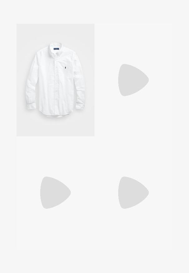 Fehér, hosszú ujjú, gombos férfiing pamutból. Klasszikus gallérral, gombos mandzsettával és egy kis sötétkék hímzett logóval a mellrészen.; Fekete, túlméretes póló sötétszürke "ALLSAINTS" felirattal a mellkason, alatta kisebb betűkkel "LONDON" felirattal.; Világoskék, slim fit farmernadrág enyhe kopással a combokon, elöl gombos záródással, övbujtatókkal és öt zsebbel, fehér háttérrel.; Szürke nubuk sportcipő fehér bőr Swoosh logóval, fehér fűzőkkel, masszív gumitalppal és texturált nyelvvel.