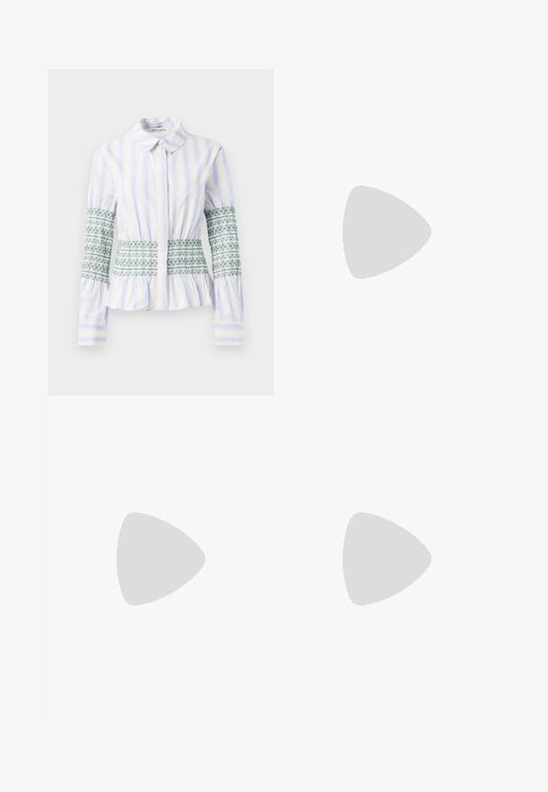 Pruhovaná košile na knoflíky ve světle modré a bílé barvě, se smockovanými zelenými detaily na rukávech a pase, klasickým límečkem a rozšířenými manžetami.; Široké kalhoty s elastickým pasem, zdobené vertikálními pruhy v pastelových barvách: žluté, růžové, zelené, modré a světle fialové. Hladká textura.; Stuart Weitzman THEA - Páskové sandály  - golden; Černá kožená kabelka s zakřiveným tvarem, vybavená výrazným zlatým oválným zapínáním, nastavitelným popruhem a minimalistickým designem.