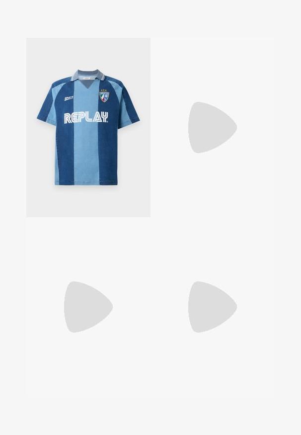 Jersey inspirado en denim con manga corta, que presenta un diseño de rayas en azul oscuro y azul claro, cuello en V y el logotipo "REPLAY" destacado.; Shorts de algodón gris claro con cintura elástica, detalle de cordón y bolsillos laterales. Textura suave, diseño a la altura de la rodilla.; Zapatilla gris con materiales de malla y gamuza, que presenta un logo blanco, un cuello acolchado y una suela de goma texturizada. Detalles en un gris más oscuro.; Gafas de sol de plástico rosa con lentes oscuros, diseño angular y detalles de hardware plateado adornados con un emblema de medusa en la patilla.