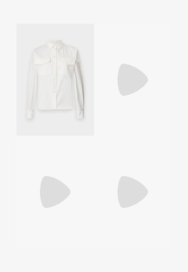 Chemise blanche en coton à manches longues avec un col pointu, deux poches avant et fermeture par bouton. Présente une texture lisse et une coupe ajustée.; Jupe maxi plissée en doux tissu beige, avec une taille élastique bordeaux affichant le mot "WEEKEND" répété. Aucune fermeture visible.; Ballerines en cuir noir avec un bout rond, texture lisse, détails de couture minimalistes et design de semelle flexible.; Sac à main en cuir noir avec une forme courbée, comportant un design décoratif sur le devant, une poignée courte et des accents en métal doré.