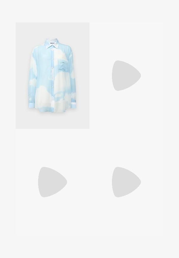 Svetlomodrá, priesvitná košeľa s dlhým rukávom a vzorom oblakov. Má zapínanie na gombíky, golier a vrecko na ľavej strane hrudníka. Mäkká textúra.; Krémová sukňa s A-čkovým strihom, so vzorom jahôd, kovovými gombíkmi na prednej strane a bočnými vreckami. Mäkka bavlnená textúra.; Čierne kožené slingback lodičky s špicatou špičkou, malým opätkom a prackou na členkovom remienku. Hladká textura, minimalistický dizajn.; Čierna kožená kabelka so štruktúrovaným dizajnom, dvojitými hornými uchami, odnímateľným popruhom a zlatým prackovým akcentom na horizontálnej páske.