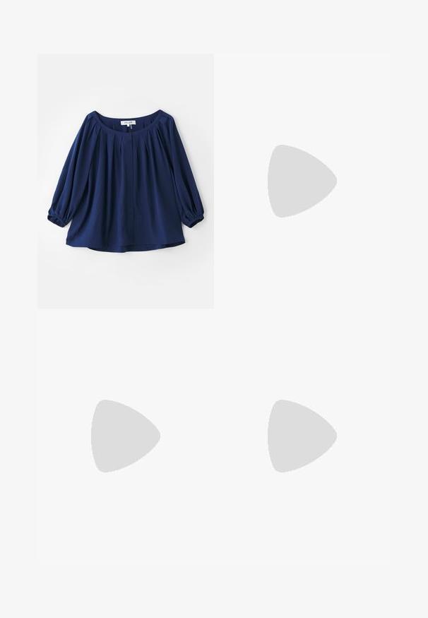 Blouse bleu marine en tissu doux, avec un décolleté large, un système de fermeture à boutons, des plis à l'avant et des poignets élastiques avec des manches longues.; Pantalons noirs ajustés avec une texture lisse, une finition légèrement brillante et une coupe droite. Pas de matériel ou de motifs visibles.; Sandales plates dorées avec une tige lisse en texture métallique, repose-pieds, bande large et semelle marron. Design minimaliste sans embellissements supplémentaires.; Lunettes de soleil rectangulaires noires avec verres dégradés, monture en plastique et accent logo métallique sur la branche. Design classique avec texture lisse.