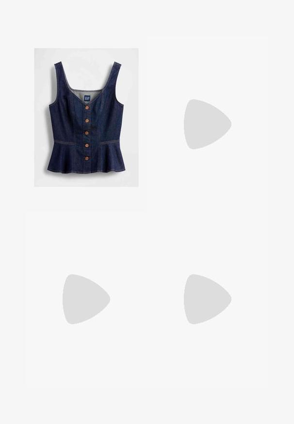 Haut sans manches en denim bleu foncé avec de larges bretelles, fermeture à boutons sur le devant, taille ajustée et légère lisière péplum, étiqueté GAP.; Un pantalon à jambes larges en tissu marron foncé présente un design tailleur avec des plis devant et une texture lisse, adapté aux occasions formelles.; Chaussure Mary Jane en cuir verni noir avec un bout pointu, une sangle ajustable et un talon carré, présentant une finition brillante et un design minimaliste.; Top court rayé gris et jupe taille haute verte olive. Le mannequin tient un sac à bandoulière blanc avec des découpes. Design simple, silhouette ajustée.
