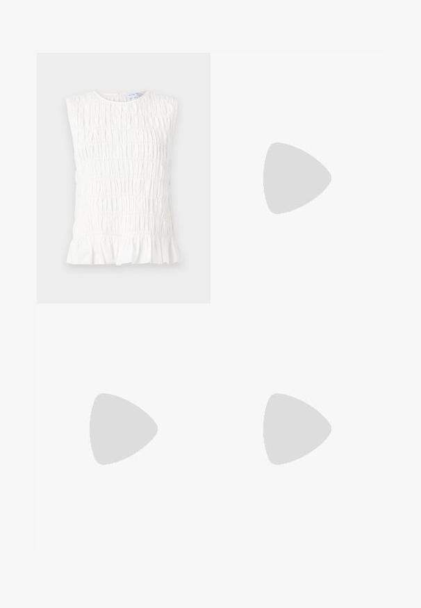 Weißes ärmelloses Oberteil mit geraffter Textur, rundem Ausschnitt und Rüsche am Saum. Hergestellt aus weichem, leichtem Stoff.; Weiße Denim-Shorts mit fransigem Saum, fünf Taschen und kupferfarbenen Beschlägen. Der Stoff hat eine strukturierte Oberfläche und eignet sich für Freizeitkleidung.; Schwarze Gummi-Flip-Flop-Sandale mit einem strukturierten Riemen und einfacher flacher Sohle, von der Seite auf einem schlichten hellen Hintergrund dargestellt.; Schildpatt-Sonnenbrille mit ovalen Rahmen und grünen Gläsern. Verfügt über dünne Bügel mit einem metallischen Akzent in der Nähe der Scharniere.; Silberne Metallohrringe mit einem wellenförmigen, skulpturalen Design, das eine polierte Oberfläche und unregelmäßige Formen aufweist, die eine zeitgenössische Ästhetik betonen.