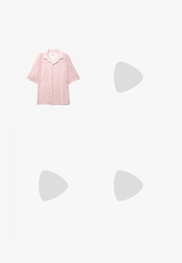 Camicia rosa a maniche corte con una vestibilità rilassata, caratterizzata da intricati motivi bianchi a spirale, chiusura con bottoni e un design classico del colletto.; Pantaloni cargo neri con vita elastica, tasche laterali e lacci in fondo; realizzati in tessuto leggero con una superficie liscia.; Scarpa in pelle nera con punta rotonda, design con lacci e suola in gomma spessa. Presenta un'etichetta sul tallone e dettagli testurizzati.; Occhiali da sole neri rettangolari con lenti scure, dotati di una montatura spessa, accenti sottili sui lati e senza loghi visibili oltre al nome del marchio.