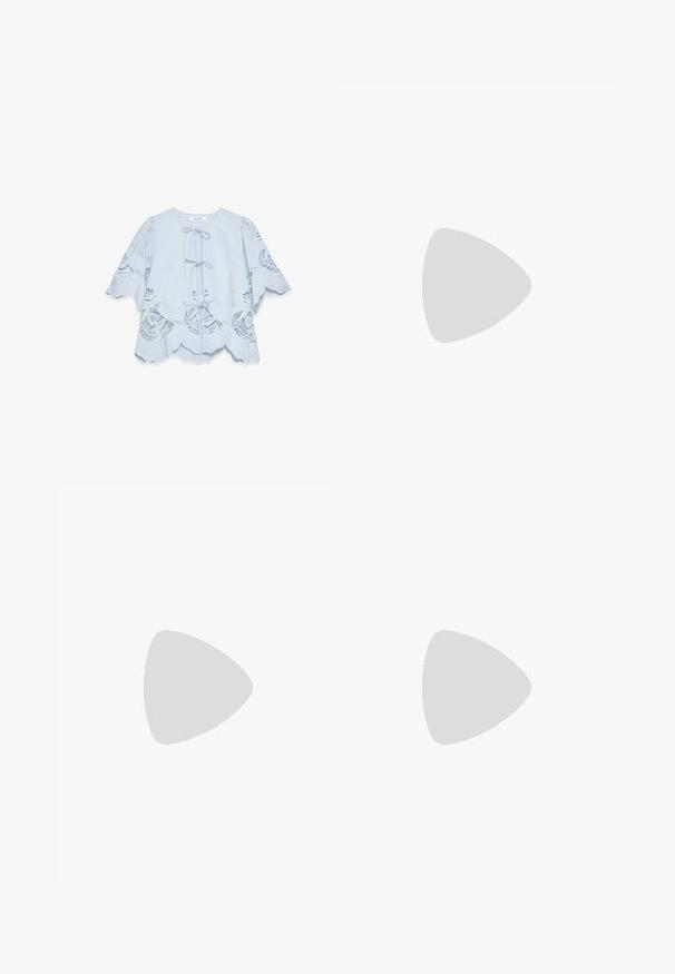 Hellbluse mit gewelltem Saum und Spitze. Besitzt eine Bindeknopfleiste vorne und ausgestellte Ärmel. Weicher Stoff und filigrane Muster.; Weiße Leinen-Hosen mit weitem Bein, die eine glatte Textur aufweisen. Sie haben einen mittelhohen Bund, zwei vordere Taschen und ein schlichtes Design.; Silberne Leder-Balletschuhe mit runder Zehenpartie, flachem Absatz und einem dekorativen Riemen mit Schnalle. Die strukturierte Oberfläche verleiht Tiefe.; Stroh-Handtasche mit einem breiten, fächerförmigen Design, schwarzen Ledergriffen und schwarzen floralen Akzenten auf einer Seite.
