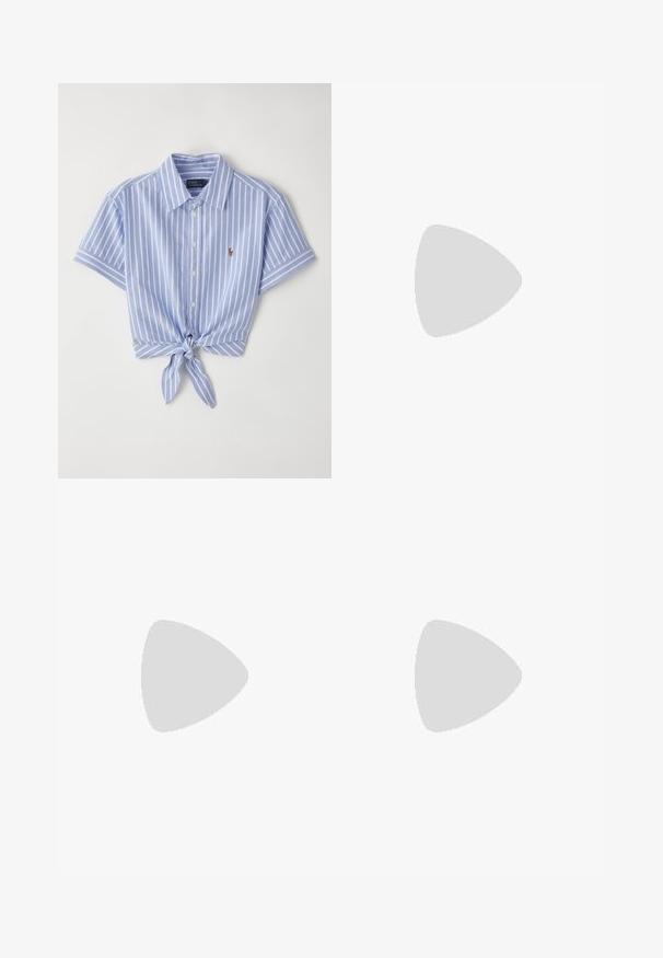 Cămașă cu mânecă scurtă bleu și albă cu dungi, având un detaliu de nod la talie și un mic logo în zona stângă a pieptului.; Pantaloni scurți din in de culoare maro, cu un finisaj plat, două buzunare frontale și o textură netedă. Au o croială ajustată și un tiv drept la margine.; Tenisi din suede bleu deschis cu dungi albe, cu șireturi plate și talpă din cauciuc de tip gumă. Șosete albe cu model în dungi sunt purtate deasupra gleznei.; Geantă de umăr din piele maro , cu o formă curbată, curea din lanț argintiu și un detaliu cu închidere metalică pătrată pe față.