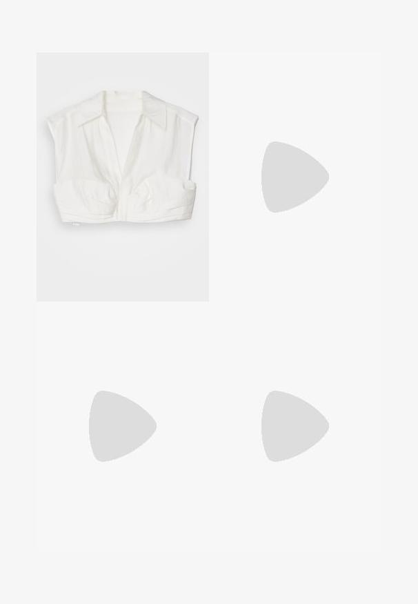 Witte, korte blouse van lichtgewicht stof, met een kraag, korte mouwen en een knoopsluiting aan de voorkant met geplooide accenten.; Lichtblauwe hoge shorts van katoen met een brede riem en omgeslagen zoom, voorzien van twee zijzakken en een geplooid ontwerp.; Beige suede kniehoge laarzen met een slouchy ontwerp, spitse neus en een stevige, gegroefde blokhak. Soepele textuur en strakke vorm.; Kleine beige handtas met een gestructureerde afwerking, gouden hardware, dubbele bovenhandvaten en een afneembare schouderriem met "VALENTINO" in vette letters.