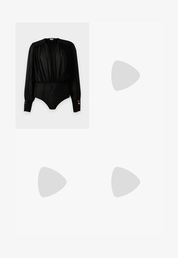 Bodysuit negro de mangas largas con escote en V profundo con frunces, hombros abullonados, puños anchos con tres botones metálicos y parte inferior ajustada.; Minifalda ajustada marrón con cinturón de cadena dorada, solapas decorativas con botones y detalle de borlas doradas sobre un fondo liso.; Sandalias de tacón alto de charol negro con múltiples correas, correa en el tobillo, punta afilada y un detalle de hardware en tono dorado.; Bolso de mano de cuero negro con un asa en forma de gato dorado, presenta una solapa frontal, una correa ajustable y un detalle del logo en la parte inferior delantera.