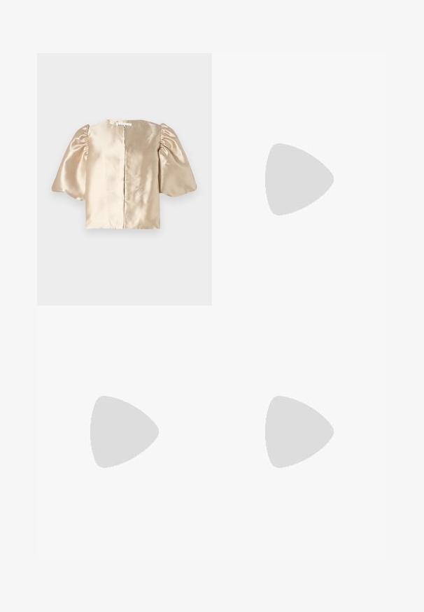 Satin-beigefarbenes Crop-Top mit Puffärmel, rundem Ausschnitt und zentralem Verschluss. Das Design verfügt über eine glatte Textur mit einem subtilen Schimmer.; Burgunderfarbene Pailletten-Bleistiftrock mit glatter Textur und schimmerndem Effekt. Gerades Silhouette, knielanges Design und komplett mit Pailletten verziert.; Schwarze Leder-Slingback-Pumps mit spitzem Schuhblatt, ausgestattet mit einem schlanken Absatz und einem goldfarbigen Akzent am verstellbaren Riemen. Glatte Textur.; Schwarze Lederhandtasche mit einem strukturierten Design, das eine verkürzte Form, einen oberen Griff und goldfarbene Hardware-Details aufweist. Verstellbarer Schulterriemen ist enthalten.