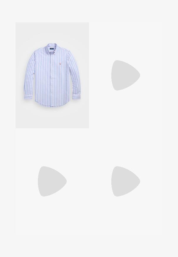 Lichtblauw overhemd met verticale roze strepen, kraag, lange mouwen en een klein geborduurd logo op de borst. Katoenen stof.; Lichtbeige denim jeans met een rechte snit, voorzakken en een knoopsluiting. Voorzien van subtiele stiksels en metalen hardware accenten.; Witte sneakers met lichtblauwe accenten, leren bovenkant, geperforeerde neus, dikke veters en ribbelsokken in het wit tegen een blauwe achtergrond.; Zwarte zonnebril met hoekige, oversized monturen en donkere lenzen, vergezeld van een zwarte microfiber zak met een logo erop.
