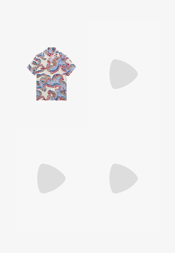 Chemise à manches courtes en tissu clair, arborant un motif de serpent multicolore en rouge, bleu et marron, avec un col rabattu.; Shorts à motif camouflage en tissu léger ; dotés d'une taille élastique avec cordon de serrage ; les couleurs incluent le beige, le marron et le vert.; Chaussure slip-on en cuir noir avec une tige lisse, des accents cousus, un bout arrondi et un petit talon en caoutchouc. La semelle présente un profil de traction minimal.; Lunettes de soleil noires de forme rectangulaire, verres foncés, accents argentés aux tempes et finition mate sur la monture.