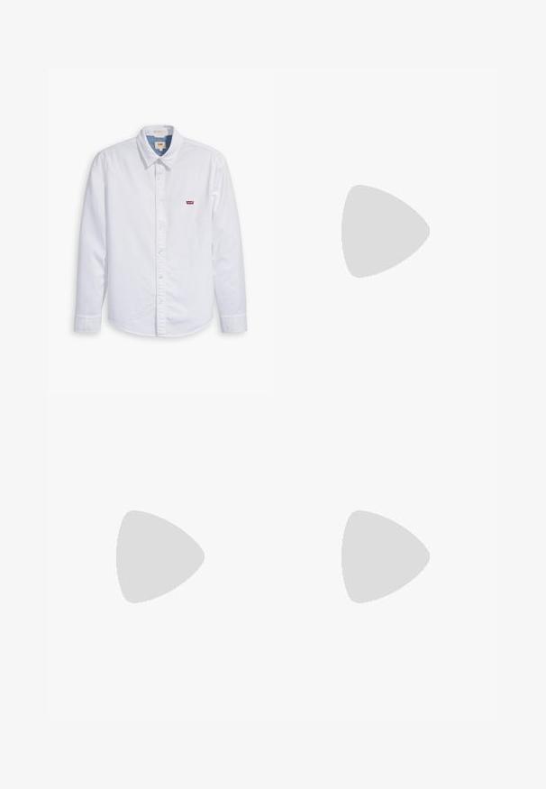 Camiseta de algodón beige con corte relajado, que presenta un cuello redondo y mangas cortas. Acentos duales de texto rojo "SAMSØE" en el lado izquierdo del pecho.; Camisa de botón de manga larga blanca hecha de algodón. Presenta un cuello puntiagudo y un pequeño logo rojo de Levi's en el pecho izquierdo. Textura suave.; Vaqueros de mezclilla azul con corte recto, cuentan con un cierre de botón, cinco bolsillos y una sutil textura deslavada en toda su superficie.; Zapatillas blancas con textura perforada en la puntera, parte superior de cuero suave, suela beige y un logotipo sutil en el talón.