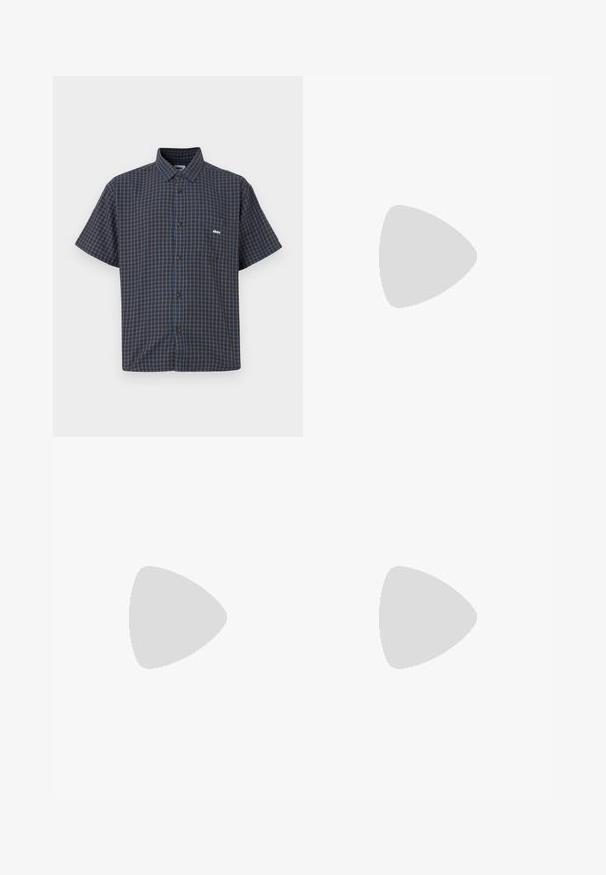Obey Clothing BIGWIG OTIS  - Majica - dull blue; Bershka BAGGY-BERMUDA - Kratke hlače od trapera - light blue denim; Clarks Originals WALLABEE - Cipele s vezicama - maple; Guess GT PHOENIX - Kronografski ručni sat - black