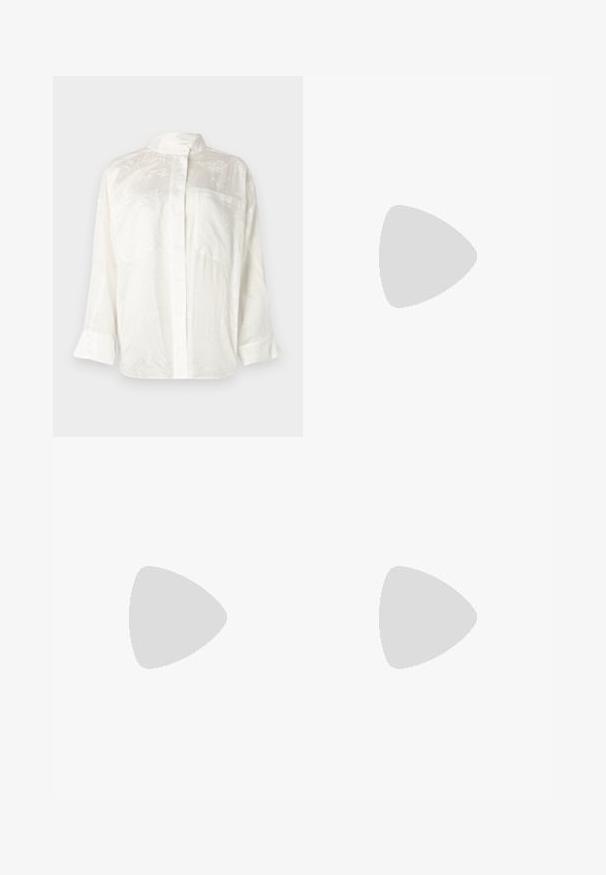 Vit ribbad linne i bomull med rund halsringning och en svart broderad logotyp på övre vänstra sidan. Enkelt design, ärmlös.; Vit skjorta med knappar och en texturerad yta samt lätt glans, med mandarin-krage och långa ärmar med uppvikta manschetter.; Mörkblå vida jeans i denim, med två framfickor, knappproppning och kontrasterande orange sömnadsdetaljer.; Svart läderballerinaskor med rund tå, slät yta, minimala söm detaljer och en flexibel sula.; Vita solglasögon med rektangulära linser, mörkgrön toning, guldaccessoarer på sidorna och en dekorativ emblem på ena sidan. Slät yta.