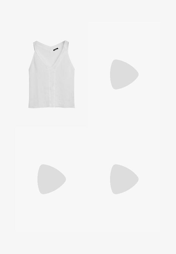 Massimo Dutti FLOWING DOUBLE FABRIC GARMENT - Top - white; Beige vidde bukser med høj talje, folder foran og en glat tekstur, parret med lyse hæle.; Hvide højhælede sandaler med en kraftig hæl, der har et stropdesign og ankelbinding. Glat tekstur med en platform foran for ekstra højde.; Hvid syntetisk håndtaske med en trekantet form, flad forsideklap og sløjfedetalje, justerbar strop, glat tekstur og minimalistisk design.