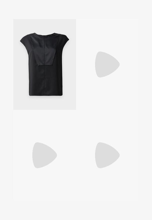 Mustat lyhythihaiset paidat, jotka on valmistettu sileästä kankaasta, jossa on leveä kaula-aukko, suorakulmainen etuosan muotoilu ja huomaamaton takakuvitus.; Emporio Armani GONNA - A-linjainen hame - black; Mustan nahkaisen nilkkabatuksen, jossa on terävä kärki, lohkare korko ja koristeellinen kultainen solki takana. Sileä pinta, minimalinen muotoilu.; Musta nahkainen käsilaukku, jossa on kaareva muotoilu, kultainen logo-kilpi aksenttina ja ohut olkahihna. Sujuva pinta ja tyylikäs viimeistely.