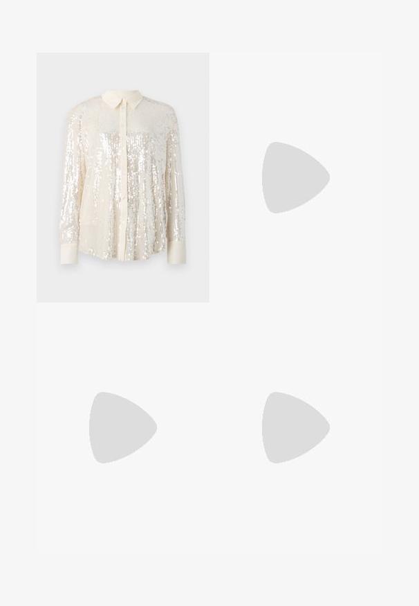 Kuldse osaga särg hõlmadega helesegustes. Omab klassikalist krae, pikki varrukaid ja läikivat pärlite detaili, mis annab tekstuurse välimuse.; Heledad sinine teksad laia säärega, nööriga vöökoht, viis taskut ja kergelt kulunud viimistlus väikeste täpikestega.; Mustad mustad jalatsid ümmarguse varbaga, paksu plokkniidi ja elastsete külgdetailidega, kombineeritud tumedate sukkade ja musta lõhikuga seelikuga.; Hõbedased rõngastikkaehingad minimalistlikus disainis. Ümar kuju, sile tekstuur ja õhuke profiil. Kerged ning poleeritud viimistlusega.