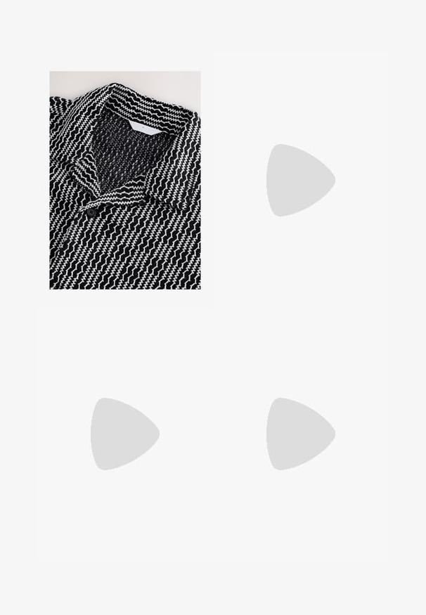 Lila ärmlös t-shirt i mjuk bomullstyg, rund halsringning, med broderad "Los Angeles Lakers"-logotyp i vitt på bröstet.; Svartvit mönstrad jacka med ett strukturerat, vävt tyg. Har en krage och en svart knapp framtill.; Svarta byxor i mjukt tyg, med skräddarsydd passform, främre veck och en klassisk midja med bälteshål.; Svarta läderskor med strukturerad ovandel, rund tå, snörningsdesign och tjocka gummisulor med mönstrad sula.