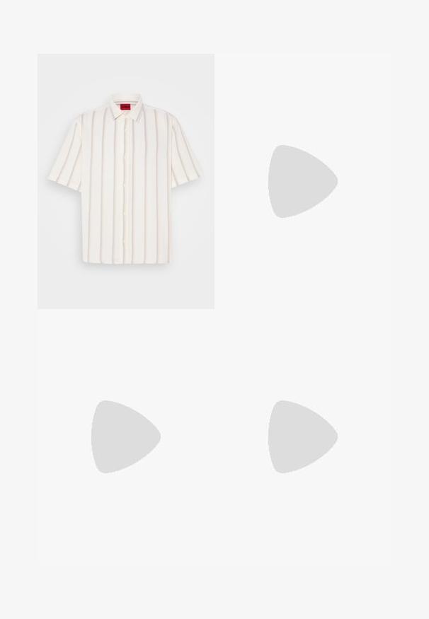 Cămașă cu mânecă scurtă, cu nasturi, de culoare albă, cu dungi verticale în gri deschis și nuanțe pastelate, având un guler tradițional și o textură moale.; Pantaloni din bumbac bej, cu croială dreaptă, dotati cu închidere cu nasture și pliuri în față pentru un plus de detaliu.; Loafer din piele neagră cu toc mic, având un vârf de tip mocasin cusut și un design pe panoul frontal. Textură netedă cu un finisaj lustruit.; Ochelari de soare cu model țestoasă, cu lentile verzi, formă rotundă, accente aurii și brațe verde închis cu o dungă albă.