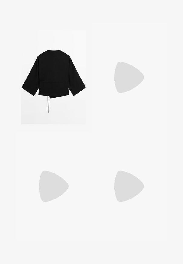 Schwarze Langarmjacke mit weiten Ärmeln, asymmetrischem Saum und zwei hängenden Bändern in der Mitte des Rückens.; Grüne weit geschnittene Hose aus leichtem Stoff, mit einem elastischen Bund und Kordelzug sowie einer glatten, untexturierten Oberfläche.; Schwarze Gummi-Flip-Flop-Sandale mit einem strukturierten Riemen und einfacher flacher Sohle, von der Seite auf einem schlichten hellen Hintergrund dargestellt.; Schwarze Metal-Sonnenbrille mit ovalen Rahmen, dunklen Gläsern, schlanken Bügeln und einem dezenten Logo auf dem linken Glas. Elegantes, minimalistisches Design.
