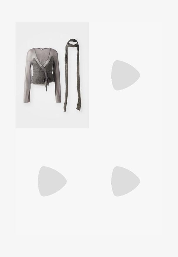 Grauer Wickeloberteil mit einem gestrickten Oberteil und einer durchsichtigen langen Überlage sowie einem passenden gestrickten Schal. Bänder in der Taille für eine verstellbare Passform.; Ausgestellte, gestrickte Hose in Dunkelgrau mit offenem Gewebedesign. Verfügt über einen Kordelzugbund und strukturierter Stoff.; Gestrickte Beinwärmer in Dunkelgrau mit lockerer Passform und Kordelzügen, kombiniert mit weißen Plateausneakern mit strukturiertem Sohlen.; Schwarze Stoffhandtasche mit zwei vorderen Taschen, die mit Schleifendetails versehen sind, doppelten Griffen und einem Reißverschluss. Weiche Textur und rechteckige Form.