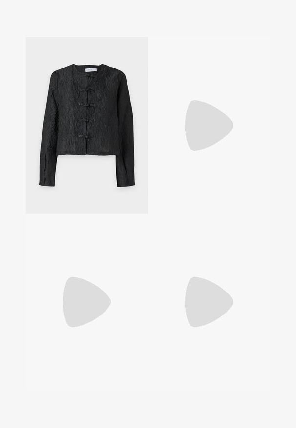 Must must jacket, mille pintseli pinnaga, pikad varrukad ja viis nööpi eest kinnitamiseks. Lihtne ümmargune kaelus.; Mustad laiad teksad, mis on valmistatud denimist, kõrge talje, esitaskud ja tõmblukk koos nupuga. Kangas on kerge fade'i efektiga.; Mustad mustad ansapüksid, mis on valmistatud siledast nahast, külje zipperiga, paksu tekstuuriga kontsaga ja ümmarguse nina disainiga.; Mustmust mustraha kõverate joontega, eemaldatava rihmaga ja kuldsete detailidega. Kotil on klapp, millel on pandladetail.