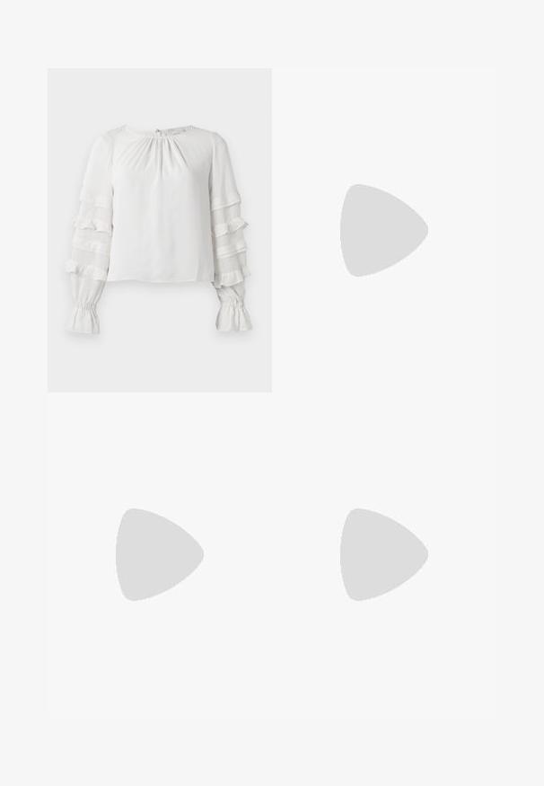 Camicia bianca a maniche lunghe con maniche a strati con volant, polsini arricciati e leggero arricciamento sul collo rotondo.; Pantaloni neri con una cintura brillante argentata. Presentano una chiusura con bottone e quattro tasche, con una vestibilità su misura e un design a gamba dritta.; Sandali slingback bianchi con un leggero tacco, sottili cinturini e una superficie in pelle liscia; presentano una piccola fibbia decorativa.; Orecchini pendenti in metallo argentato, con perle bianche e cristalli trasparenti di varie forme alternati, caratterizzati da un design a cascata.
