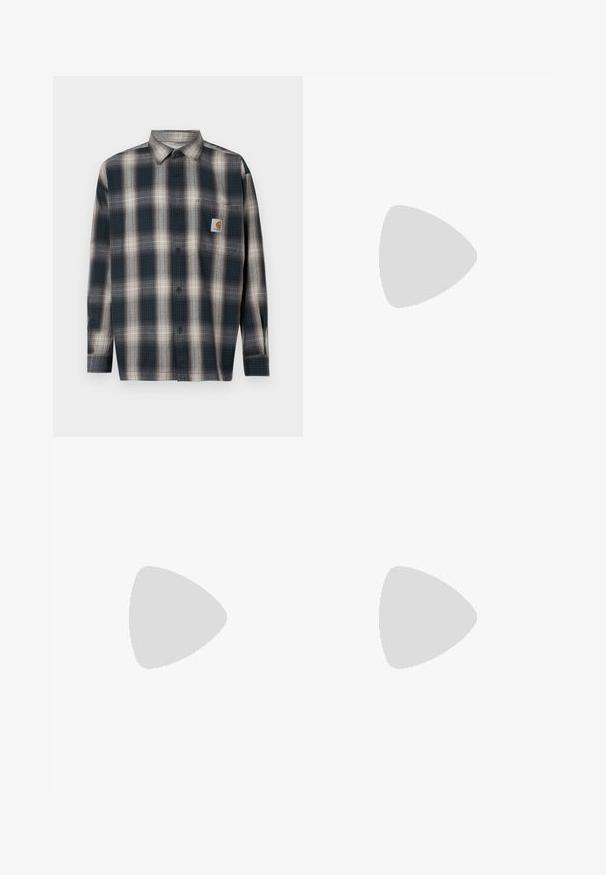 Ärmelloses Hemd mit einem blau-grauen Karomuster, aus Baumwolle, langen Ärmeln und einer Brusttasche mit einem Logo-Patch.; Schwarzes Baumwoll-T-Shirt von Nike mit klassischem Rundhalsausschnitt, kurzen Ärmeln und einem dezenten, geprägten Logo auf der Brust. Glatte Textur.; Schwarze Sweatpants mit elastischem Bund, lockerer Passform, gerippten Beinabschlüssen, glatter Textur und ohne sichtbare Muster oder Hardware-Akzente.; Camper PELOTAS ARIEL - Schnürstiefelette - dunkelbraun