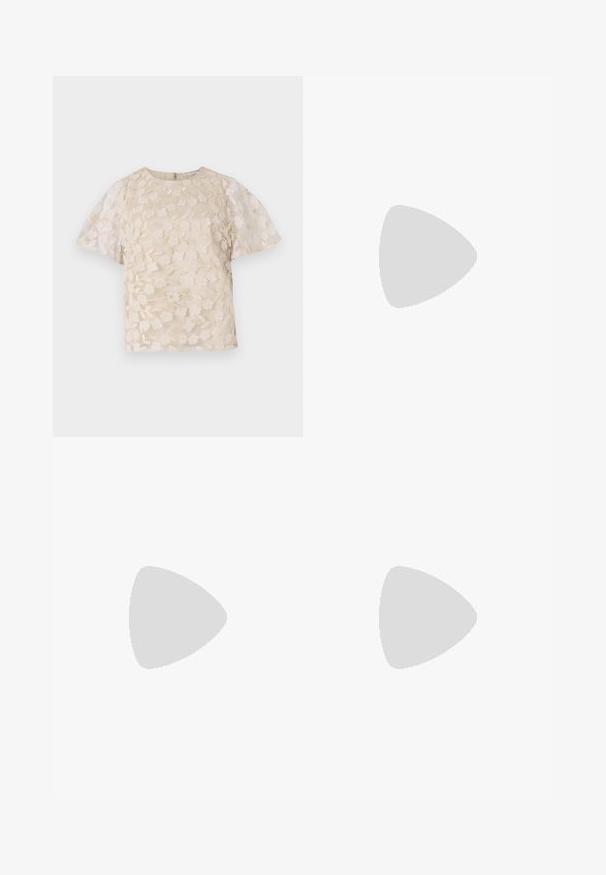 Beige Bluse mit floralem Stickmuster, durchsichtigen Puffärmel, Rundhalsausschnitt und Reißverschluss hinten. Texturiertes Blumenmuster auf der Vorderseite.; Blumenstickerei auf einem transparenten, crèmefarbenen Rock mit einem Satinbund. Das Design zeigt kleine, zarte Blumen und Blätter.; Weiße Leder-Sneaker, niedrig geschnitten, mit glatter Textur, runder Zehenpartie, Schnür vorne und kleinem gesticktem Logo an der Seite.; Schwarze Leder-Halbmondtasche mit einem goldenen Hardware-Akzent und einem Reißverschluss. Über einem grauen Pullover quer über den Körper getragen.