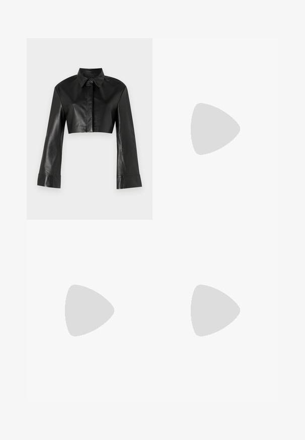 Løsningstanktop med en skulder i sort ribbet stof, der har et tætsiddende design og blød tekstur. Har en ren, minimalistisk skæring og en glat halsudskæring.; Sort, cropped læderjakke med krave og lange, flagrende ærmer. Har en frontlukning med knapper og en glat, shiny overflade.; Sort læder mini nederdel med en frontlynlås, flere lynlåslommer, et bælte med spænde og sølvfarvede hardware detaljer.; Sorte læder ankelstøvler med sølvøskner, spidse tæer og blokhæle. Slankt design med en glat tekstur.