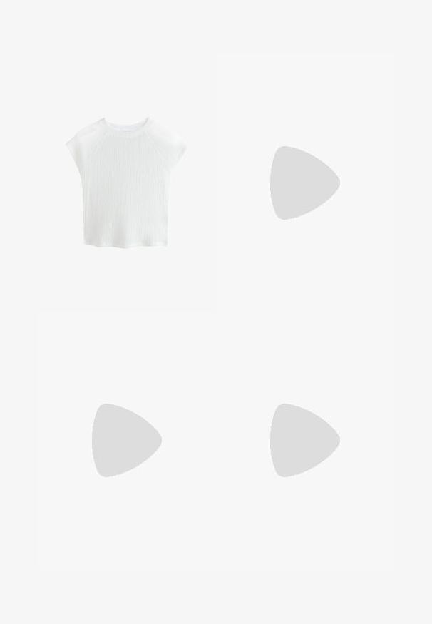 Top bianco a maniche corte, testurizzato, con scollo rotondo e maniche raglan, caratterizzato da un delicato motivo a onde e un materiale leggero.; Pantaloni neri a gamba larga con pieghe frontali e una zip argentata a vista in vita, parte anteriore piatta e tasche laterali.; Stivali neri al ginocchio in pelle con una texture liscia, dotati di una suola in gomma spessa e una cerniera laterale per una facile vestibilità.; Borsa in pelle beige con una forma unica, caratterizzata da due manici corti e una lunga tracolla regolabile. Texture liscia con hardware minimale.