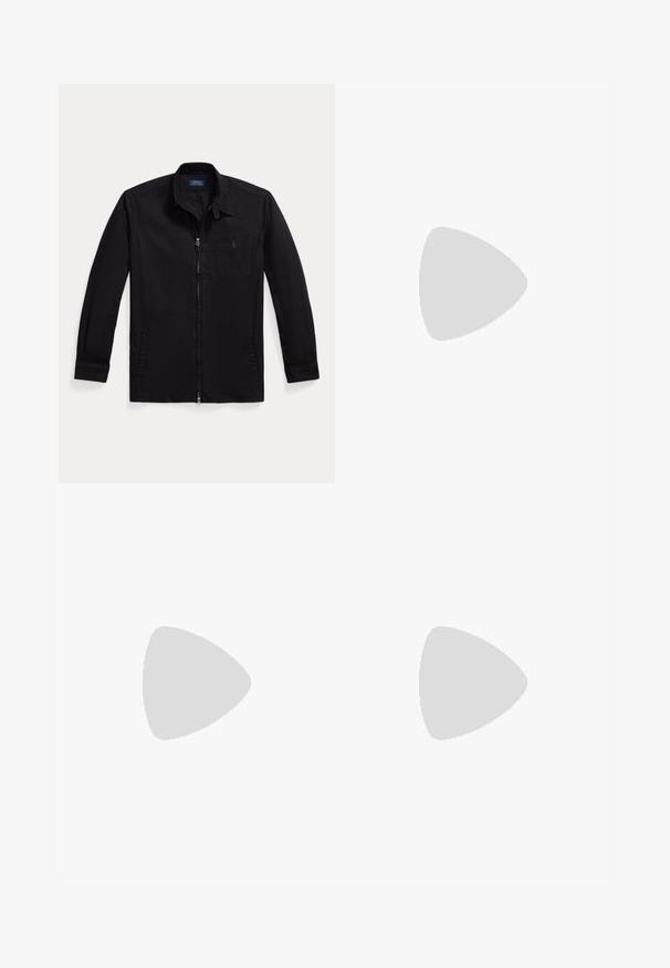 Veste noire en tissu léger, dotée d'une fermeture éclair à l'avant, d'un col pointu et d'une poche sur la poitrine gauche avec logo. Manches longues avec détails aux poignets.; T-shirt noir à manches courtes en coton avec un col haut, présentant une texture lisse et un logo subtil au centre.; Pantalons noirs en tissu lisse, avec une fermeture à bouton, des poches latérales et un design à jambe droite. Aucune motif ou texture visible.; Sneaker en cuir noir avec une texture lisse, bout rond et lacets noirs. Présente une semelle épaisse en caoutchouc blanc avec des accents géométriques subtils.