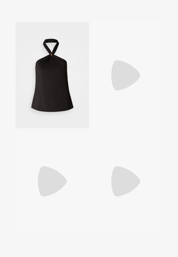 Svarte halter-top laget av glatt stoff, med en vridd halsdesign og en dekorativ gullaccent i midten. Enkel, flytende silhuett.; Mørkeblå vide jeans i denim med høy midje, med oransje sømmer, fem-lomme-design og knappelukking.; Svarte hæl-sandaler med et slankt stroppedesign, firkantet tå og en mellomhøy blokkheel. Laget av glatt lær med en matt finish.; Svart skinnhåndveske med en buet form, kviltet tekstur og gullhardware. Har en avtagbar skulderrem og logo-detaljer.
