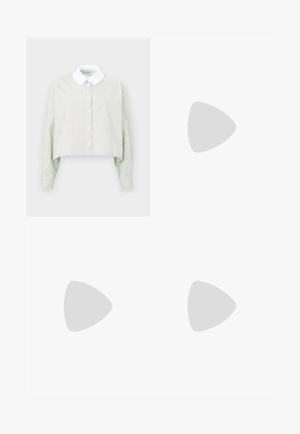 Lühikesed nööbid särk helesinise ja valge ruudustikuga. Omab valget kraed ja pikkade varrukatega nööbitavaid mansette. Pehme kangas.; Kõrgendatud vöökoht ja sinised teksad, millel on laienev jalaosa, kaks esikotid ja kaks tagakotid; tekstuuriga kangas, millel on pleekinud pesu.; Mustal nahast kingad brogue-tekstiiliga, millel on kaks pandla rihma, ümar varvas ja madal konts. Sujuv tekstuur ja läikiv viimistlus.; Burgundia nahast käekott, millel on chevroni õmblus, kuldsed ümmargused riistvara detailid, ülemine käepide ja reguleeritav õlavarre rihm. Kompaktne ja struktureeritud disain.