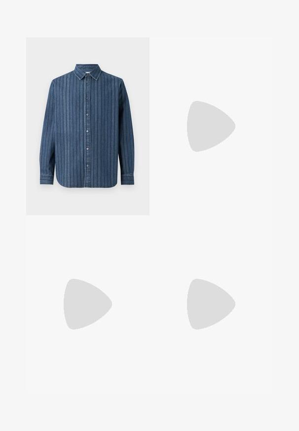 Beige kortærmet polo skjorte med ribbet tekstur, lynlås krave og kontrastfarvet kant langs ærmerne og kanten. Diskret logo detalje.; Samsøe Samsøe SADAMON SHIRT - Skjorter - denim; Blå denim jeans med lige ben design. Har slidte områder og let slitage på forsiden, med en klassisk knaplukning.; Sort ankelstøvle lavet af struktureret læder med rund tå, snørelukning og en robust sort gummisål. Har en løkke ved hælen.