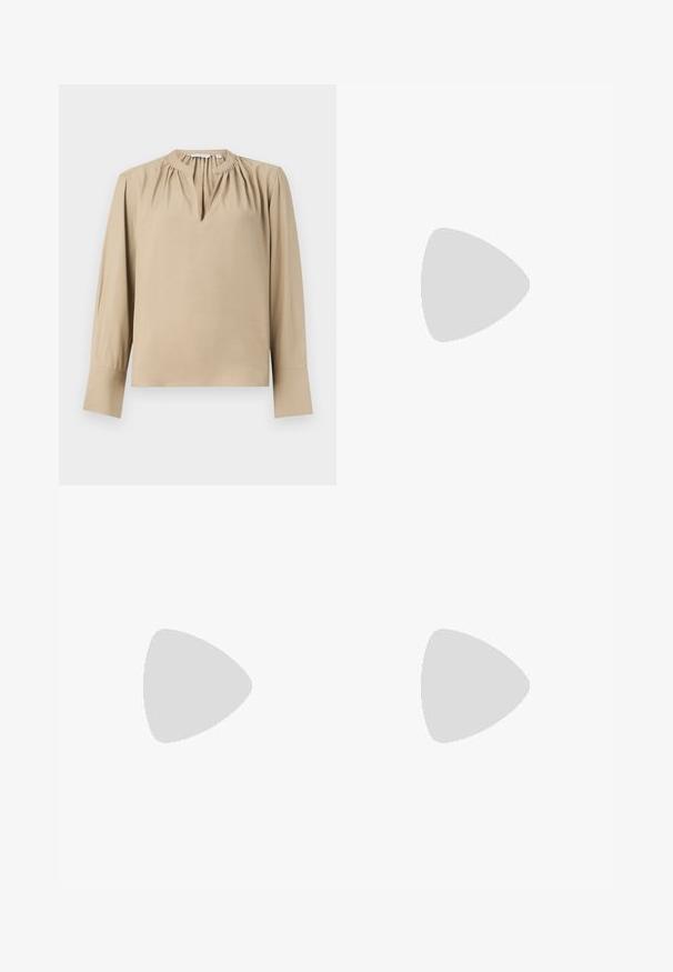 Beige långärmad blus med nyckelhålsringning, rynkade detaljer vid axlarna och rak skärning. Slät tyg med manchetter.; Höga svarta utsvängda byxor med sömdetaljer framtill och två fickor med klaff och guldknappar i midjan.; Svarta läderskor i loafermodell med vävd detalj på framfoten, ett guldlogotyp och en kraftig svart gummisula. Slät yta med lätt glans.; Svart läderhandväska med en böjd form, vadderad textur och guldfärgade detaljer. Har en avtagbar axelrem och logotypdetalj.