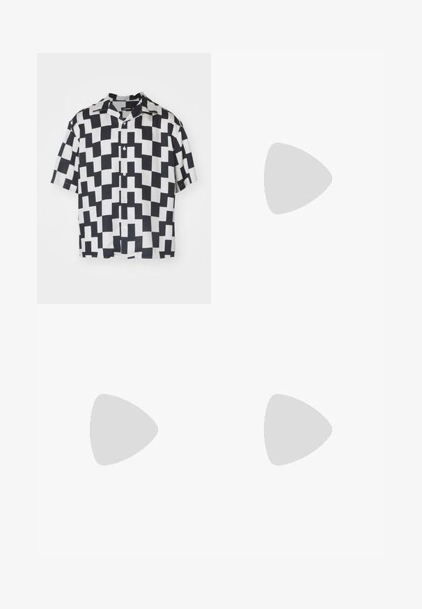 Košile s krátkým rukávem s geometrickým černobílým vzorem, vyrobená z hladkého materiálu s límečkem camp a zapínáním na knoflíky.; Bílé lehké šortky s vertikálními pruhy v oranžové, žluté a zelené barvě. Mají elastický pas se šňůrkovým uzávěrem.; Bílé tenisky se semišovými prvky, kulatou špičkou, plochými tkaničkami a krémovou gumovou podrážkou. Na patě mají zelené logo.; Černé obdélníkové sluneční brýle se zelenými skly, lesklým rámem, kovovými detaily a zlatým logem na spánku.