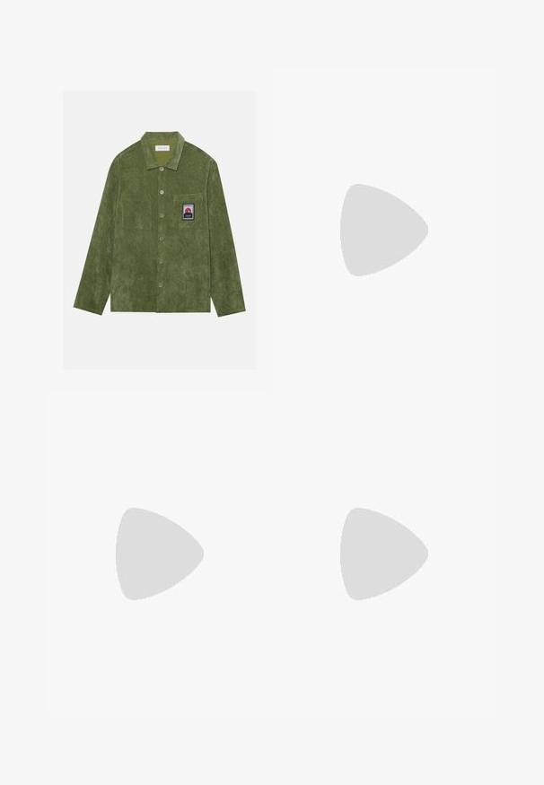 Groene corduroy blouse met lange mouwen, twee voorkanten zakken en een patch met bergen. Voorzien van knoopsluiting en een gestructureerde stof.; Witte katoenen t-shirt met korte mouwen, ronde hals, relaxte pasvorm en zonder zichtbare logo's of patronen. Gladde textuur en minimalistisch ontwerp.; Zwarte denim short met een relaxed fit, voorzien van een knoopsluiting, twee frontzakken en een subtiel vervaagd patroon. Klassiek vijfzakken ontwerp.; Sportschoenen met een witte leren bovenkant, grijze suède neus en drie zwarte strepen. Bevat een blauw logo op de tong en een gestructureerde rubberen zool.