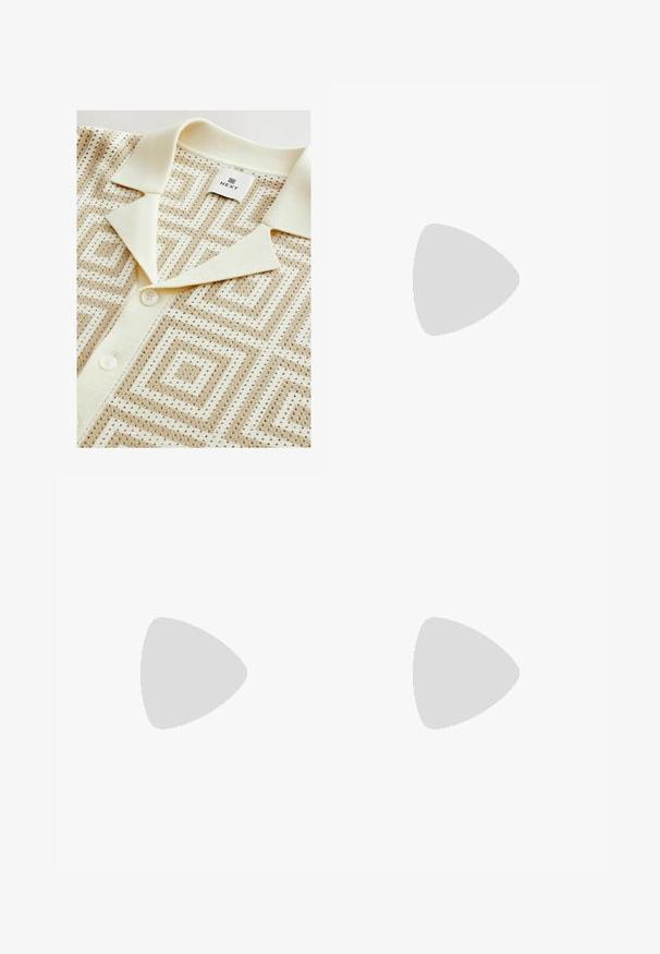 Next REGULAR FIT - SHORT SLEEVE GEOMETRIC PATTERN WITH CUBAN COLLAR 
 - Krekls - neutral; Bežīgas džinsu šortas ar augstu jostasvietu, ar pogu un rāvējslēdzēju, priekšējām kabatām un šuvju detaļām gar apakšmalu.; Brūna zamša potīte ar melnu izšuvumu ap kaklu, zelta metāla acu caurumi, balta šuvju apdare un izturīgs gumijas zole ar izteiktu zīmējumu.; Zelta metāla rāmis saulesbrillēm ar zaļiem stikliem, apaļa forma, plānas kājiņas un baltas plastmasas akcenti uz roku galiem.