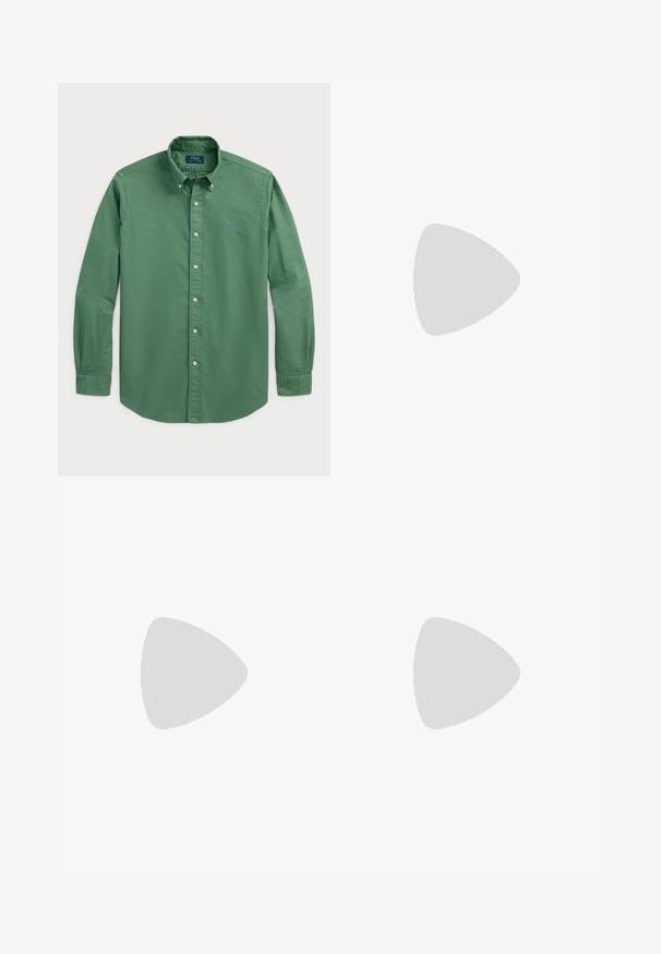 T-shirt jaune à manches courtes en coton, avec col rond et petit logo brodé sur la poitrine gauche. Texture douce et lisse.; Chemise verte à col classique, à manches longues, avec un logo brodé en bleu. Fabriquée en coton avec une texture lisse.; Jean en denim bleu clair avec une finition délavée, ornée de taches ressemblant à de la peinture, comprenant une zone rapiécée et une coupe droite. Design classique à cinq poches.; Bottines Chelsea en cuir marron avec panneaux élastiques sur les côtés, tirette et semelle en caoutchouc texturée. Finition lisse avec un talon bas robuste.