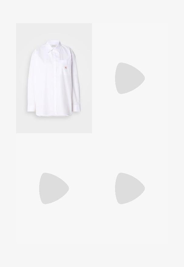 Chemise blanche en coton à boutons avec manches longues, une poche poitrine et un petit patch logo CK sur la poche. Texture lisse et coupe ajustée.; T-shirt en coton noir à manches courtes, avec un col rond et un design simple et épuré. Pas de motifs ou d'ornements visibles.; Shorts bleu clair avec des rayures verticales blanches et bleu foncé. Dotés d'une taille élastique et d'une coupe décontractée. Fabriqués en un matériau doux.; Sandales pour femmes avec une tige synthétique beige clair et trois larges brides. Talon bloc noir, dos ouvert et semelle intérieure lisse.