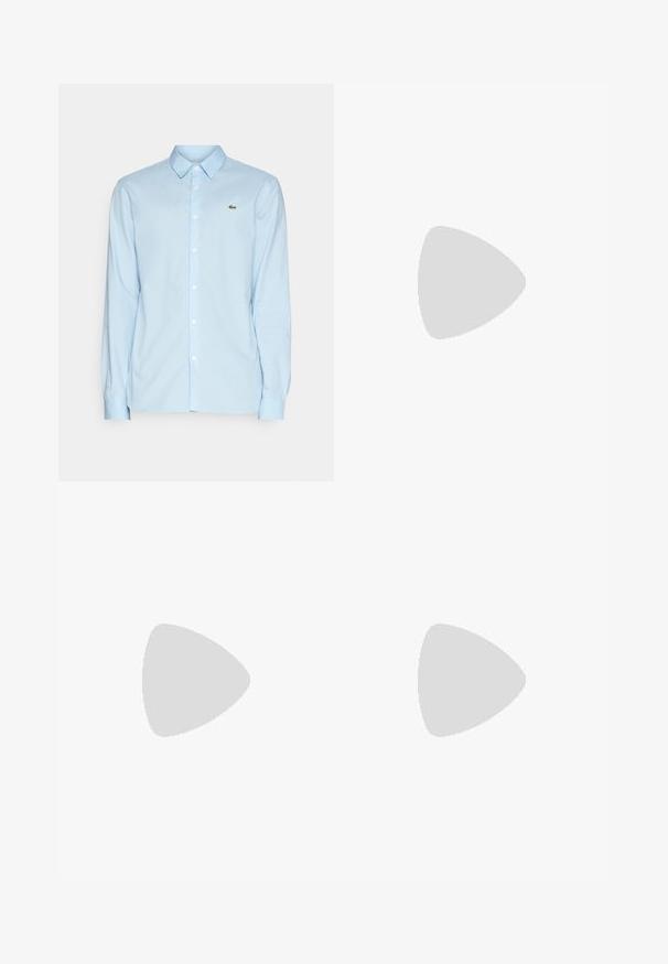 Camisa de manga larga azul claro hecha de una tela suave, con un cuello clásico, cierre frontal de botones y un pequeño logo verde en el pecho.; Camiseta de algodón blanca con cuello redondo, mangas cortas y un pequeño logotipo bordado en verde en el pecho. Diseño clásico de corte recto.; Pantalones deportivos blancos hechos de una tela suave, con un diseño ajustado, cintura elástica y franjas laterales negras para contraste y detalle.; Zapatillas de cuero blancas con acentos verdes, diseño con cordones, ojales dorados y paneles texturizados. Suela de goma gruesa de color crema.