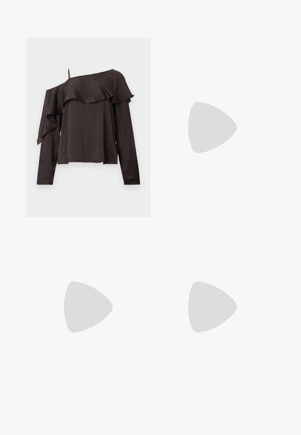 Off-the-shoulder blouse met lange mouwen in donkerbruin stof, met een rucheontwerp langs de zoom, en voorzien van een enkele dunne schouderband aan één kant.; Gelaagde rok in diep bordeauxrood, met een brede tailleband, gestructureerde ruffles op de lagen en een zachte, textuurstof.; Zwarte gepatineerde leren slingback hakken met een spitse neus en een geometrische blokhak. Kenmerkt zich door een slank, minimalistisch ontwerp en een gladde textuur.; Zwarte leren handtas met een gladde textuur, rechthoekige vorm en twee lange handvaten. Geen zichtbare hardware of versieringen.