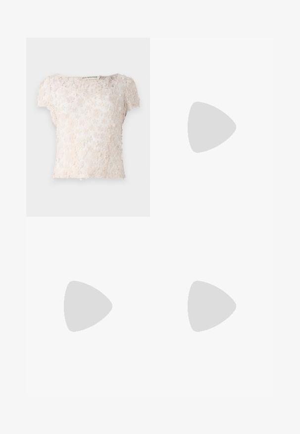 Kangas yläosa vaaleassa beessä, jossa on kukka-applikaatioita kankaan pinnalla, lyhyet hihat ja pyöreä pääntie. Rakenteellinen ja herkkä muotoilu.; Mekko tummansinistä satiinia, jossa on sileä pinta, liehuva muoto ja musta joustava vyötärö. Ei kuvioita tai näkyviä kiinnikkeitä.; Musta nahkainen ballerina, jossa on pyöristetty kärki, sileä pinta, minimaalinen ommelkoristelu ja joustava pohjamuotoilu.; Ruskea nahkainen käsilaukku, jossa on läppäkiinnitys, kultasävyiset yksityiskohdat, olkahihna ja sileä pinta. Kompaktin suorakaiteen muotoinen.