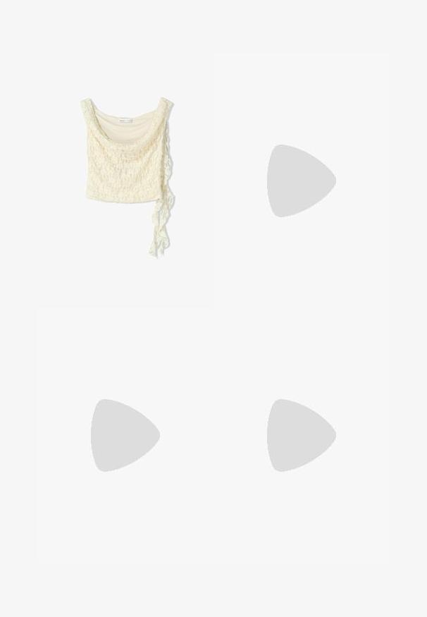 Čipkast crop top v off-white barvi, opremljen s mehkimi draperijami, krojenjem z okroglim izrezom ter stranskim vezanjem za prilagodljivo prileganje. Z nežnim cvetličnim vzorcem po celotni površini.; Svilenke široke hlače z vzorcem kamuflaže v zeleni in bež barvi, ki imajo gumb in zadrgo ter pet žepov, izdelane iz denima.; Rjave zamšaste nizke teniske s kremastimi poudarki, teksturirano površino, črnim gumijastim podplatom in izvezenim logotipom na strani in jeziku.; Rjava usnjena torba za ramo z urejeno obliko, ki ima magnetno zapiranje na pokrovu in kovinski logotip na sprednji strani.