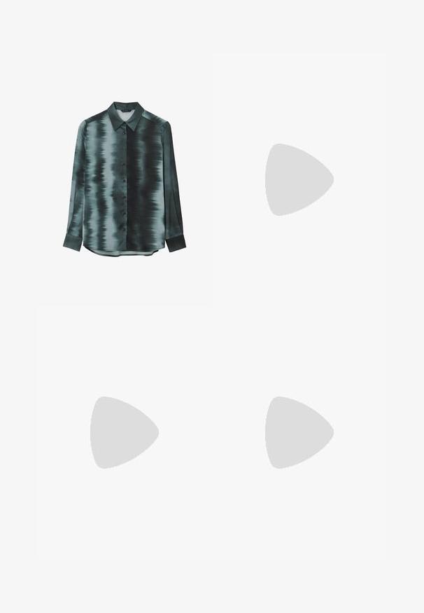Chemise à manches longues avec boutonnage dégradé de teal et noir. Matière satinée lisse avec un col pointu et des manches à poignets.; Jupe portefeuille beige avec lien sur le côté, fabriquée en tissu léger. Présente une texture lisse et une silhouette droite avec un tombé subtil.; Tongs noires avec une semelle en caoutchouc texturée, deux fines lanières et un détail de logo embossé subtil sur la lanière.; Lunettes de soleil avec une monture noire angulaire sur un mannequin portant un pull gris, mettant en valeur un tricot texturé et une veste en cuir noir portée par un autre mannequin.