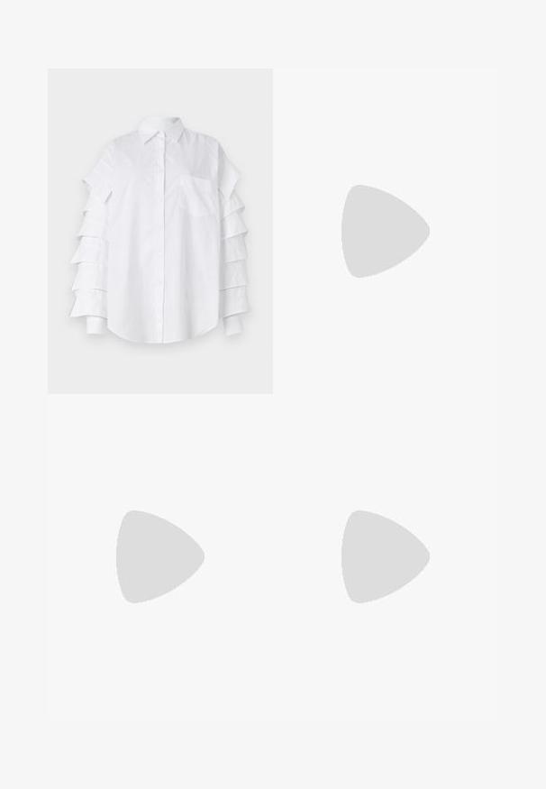 Witte blouse met gelaagde volantmouwen, een borstzak en knoopsluiting; gemaakt van lichtgewicht katoenmateriaal.; Grijze pinstriped broeken gemaakt van gladde stof, met een rechte pijpdesign, vlakke voorkant en zonder zichtbare zakken of versieringen.; Zwarte leren slingback pump met een puntige neus, kleine hak en een gesp detail op de enkelband. Glad textuur, minimalistisch ontwerp.; Zwarte leren schoudertas met een gouden kettingriem, zilveren hardwareaccenten en een voorflap met een gouden merkplaat.