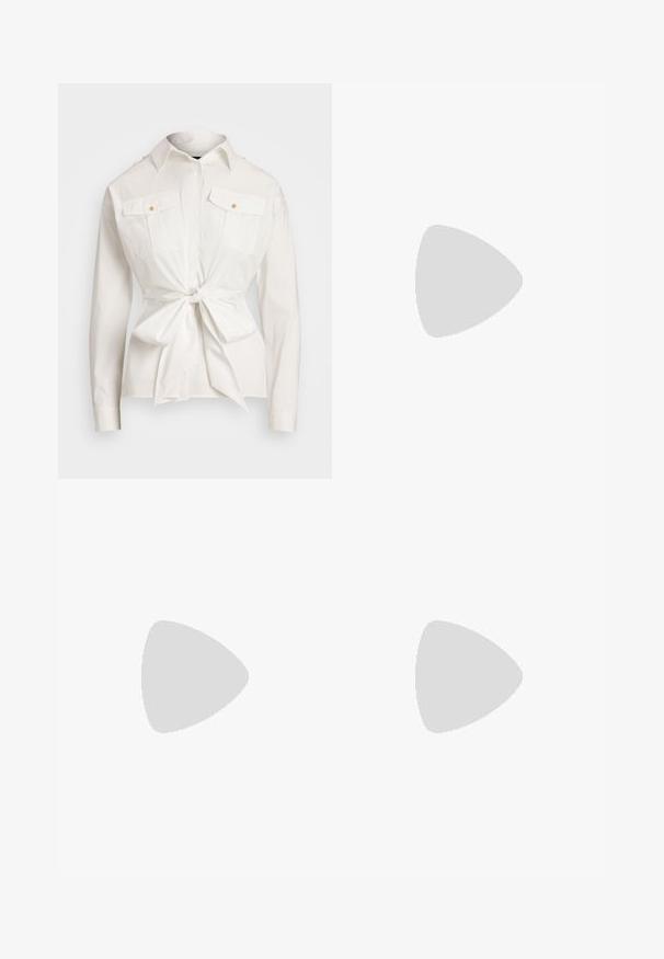 Vit långärmad skjorta med knyten i midjan, med två framfickor med guldknappar och krage. Slät tygtextur.; Polo Ralph Lauren FULL LENGTH PLEATED - Tygbyxor - camel; Guld syntetiska loafers med texturerad yta, rund tå och en dekorativ rem. Har en låg svart klack och stitchingdetaljer.; Brun läder hobo-väska med en böjd siluett, platt axelrem och en guldfärgad hårdvarudetalj framtill. Slät textur.